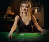 Ein weiblicher Croupier im Live Dealer Bereich des Dunder Casinos.
